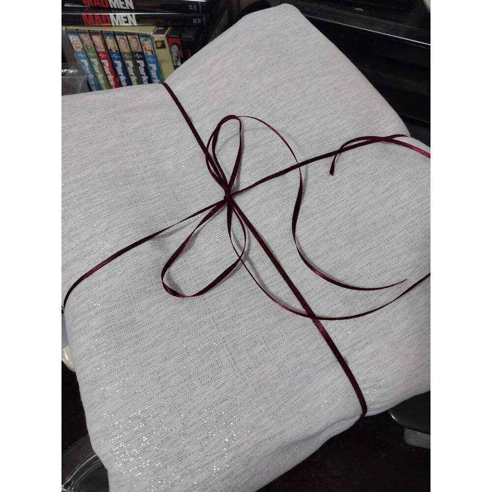 NWOT! THRESHOLD! ELEGANT & DAZZLING WHITE W/SILVER METALLIC TABLECLOTH! 60"X100"